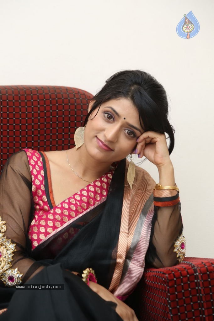 Nidhi Nautiyal New Stills - 113 / 131 photos