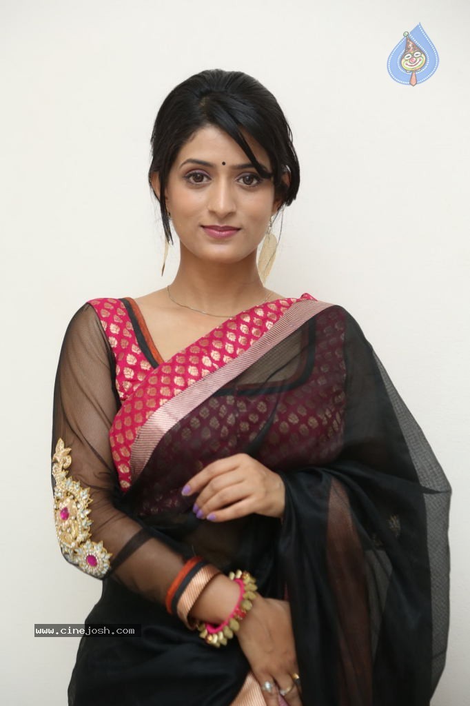 Nidhi Nautiyal New Stills - 117 / 131 photos