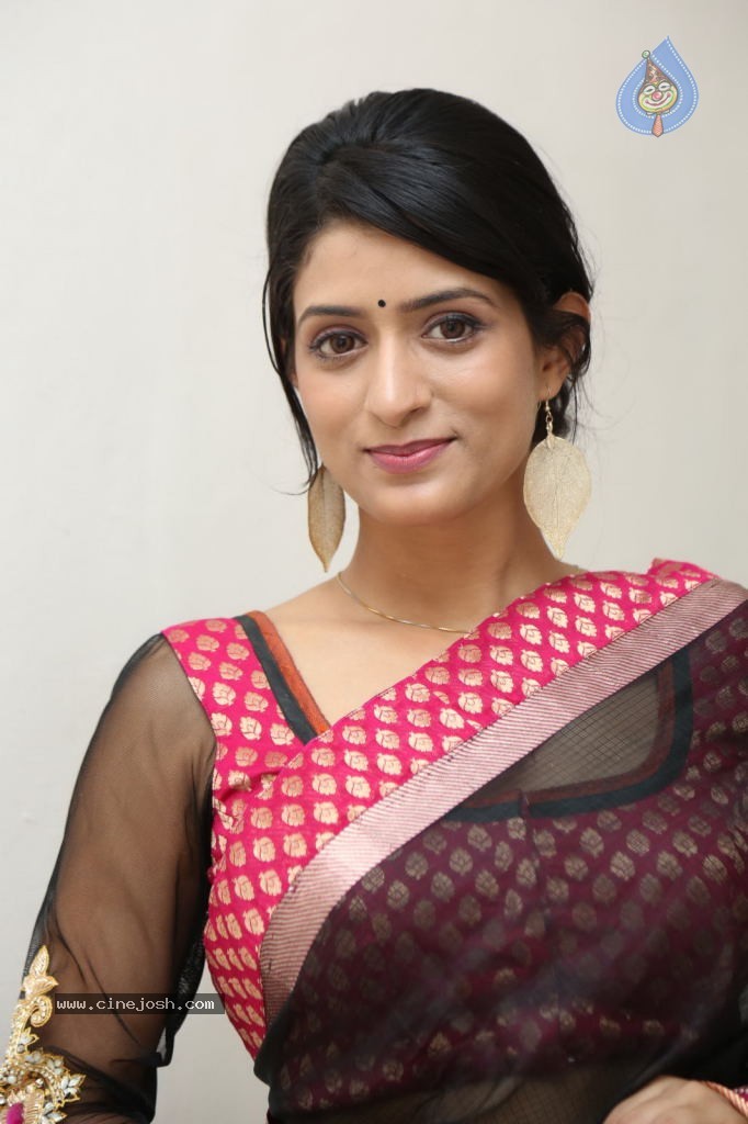Nidhi Nautiyal New Stills - 118 / 131 photos