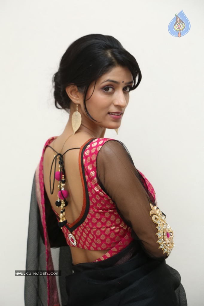 Nidhi Nautiyal New Stills - 123 / 131 photos