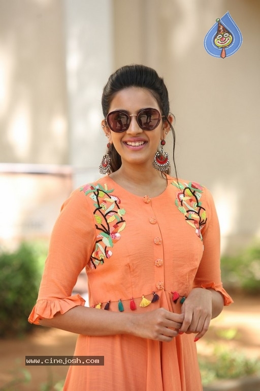 Niharika Konidela Pictures - 8 / 9 photos