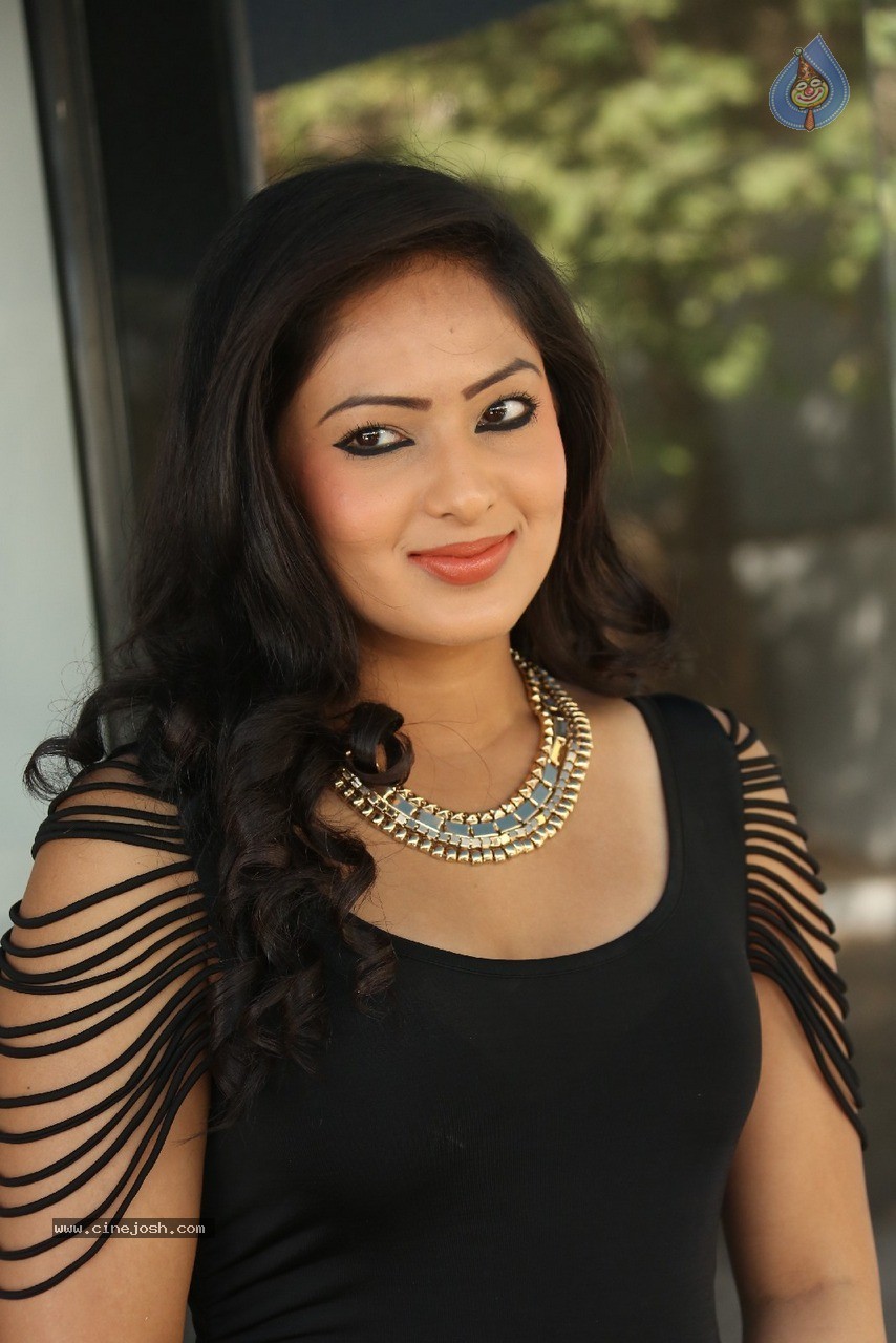 Nikesha Patel New Photos - 25 / 120 photos