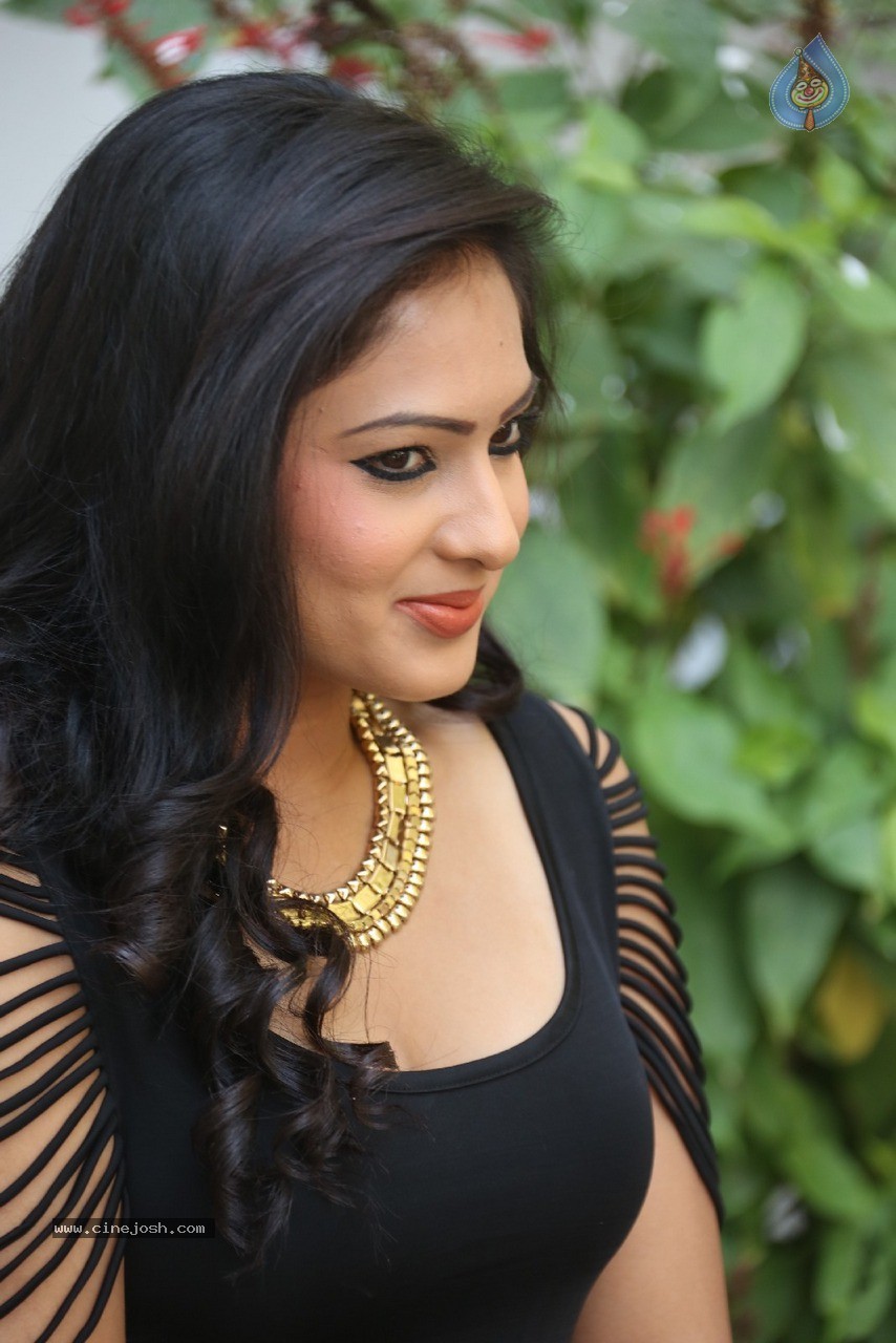 Nikesha Patel New Photos - 38 / 120 photos
