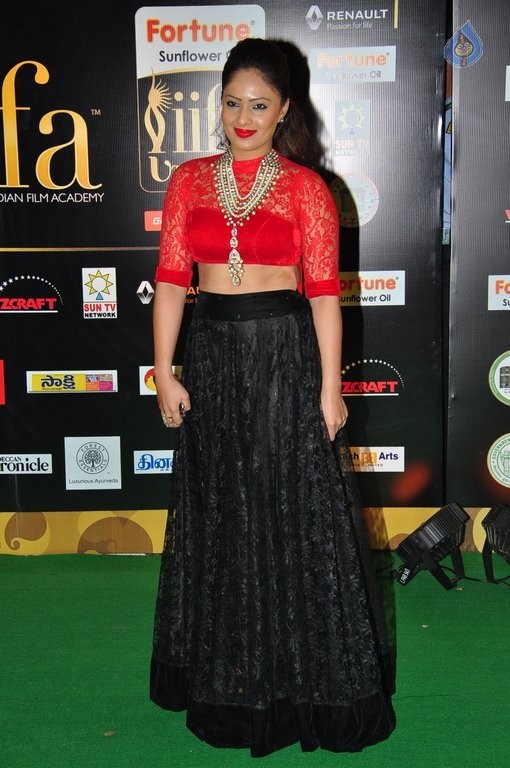 Nikesha Patel New Pics - 7 / 35 photos