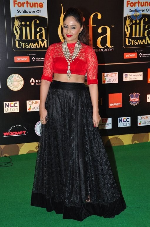 Nikesha Patel New Pics - 20 / 35 photos