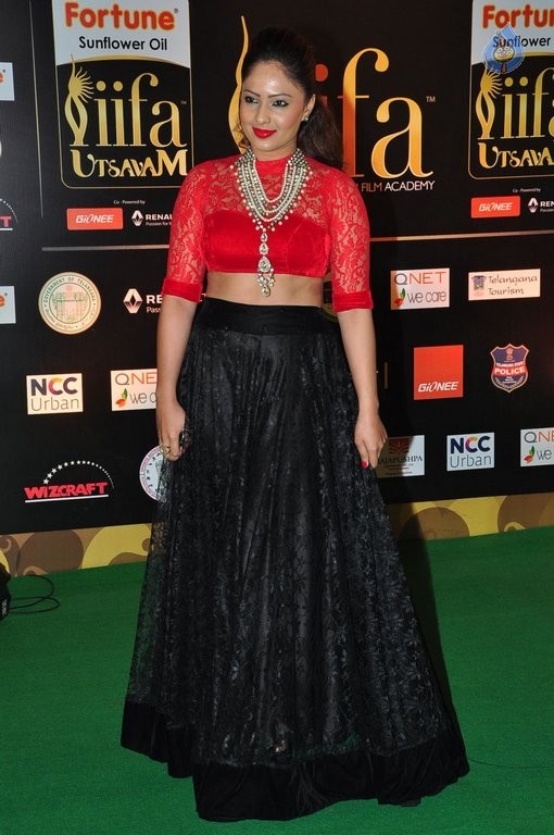 Nikesha Patel New Pics - 29 / 35 photos