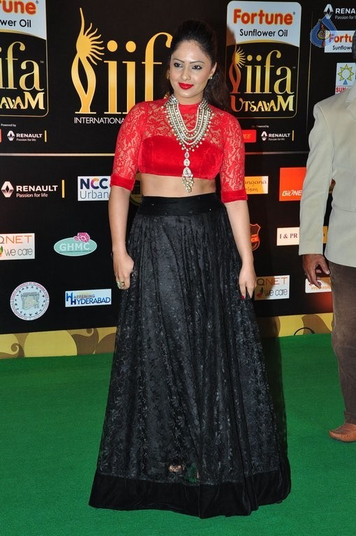 Nikesha Patel New Pics - 34 / 35 photos