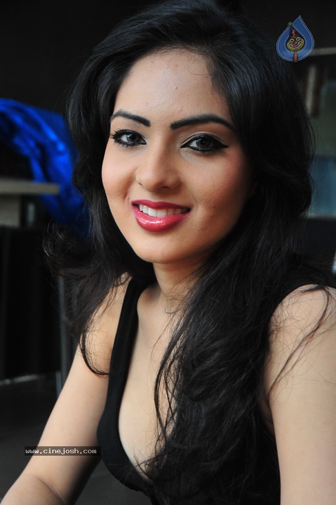 Nikesha Patel New Stills - 15 / 132 photos