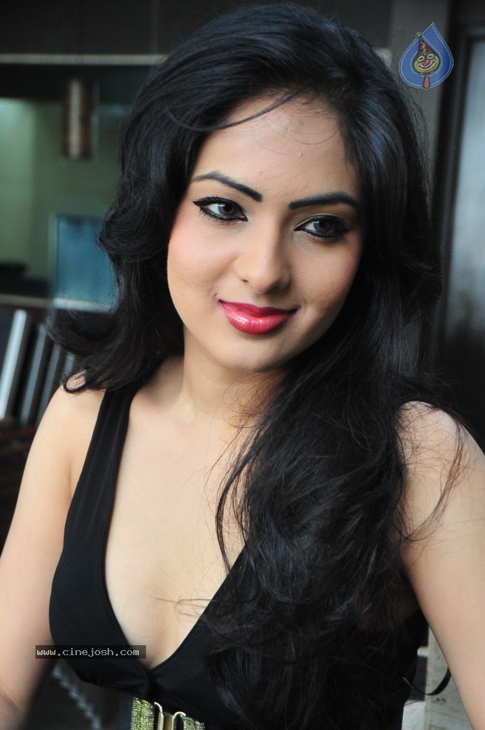Nikesha Patel New Stills - 36 / 132 photos