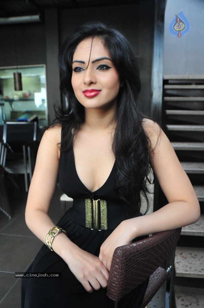 Nikesha Patel New Stills - 75 / 132 photos