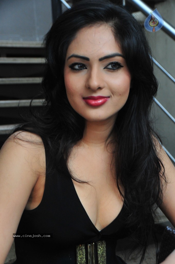 Nikesha Patel New Stills - 89 / 132 photos