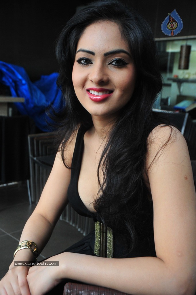 Nikesha Patel New Stills - 91 / 132 photos