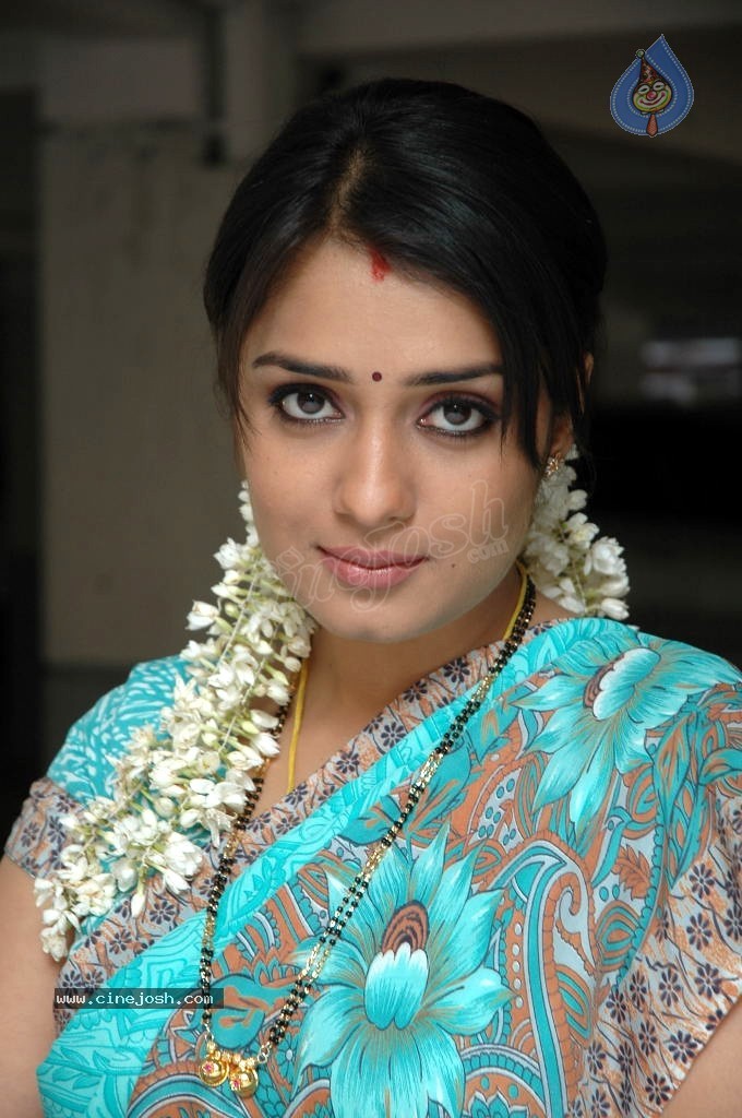 Nikhita Gallery - 4 / 42 photos