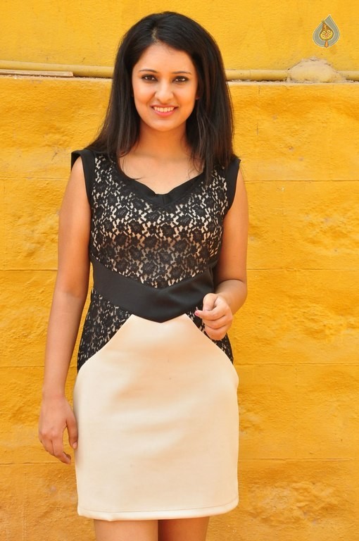 Nikita Bisht New Photos - 16 / 40 photos