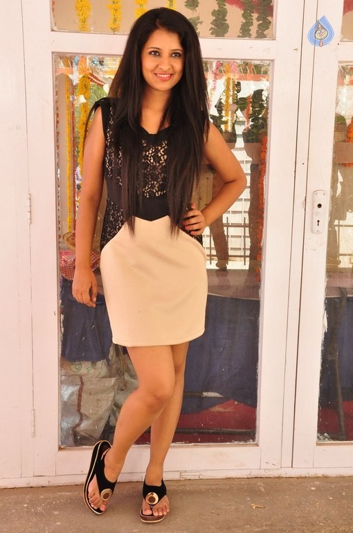 Nikita Bisht New Photos - 17 / 40 photos