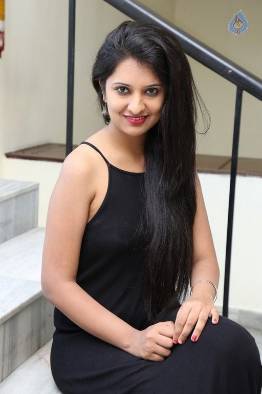 Nikita Bisht New Photos - 25 / 33 photos