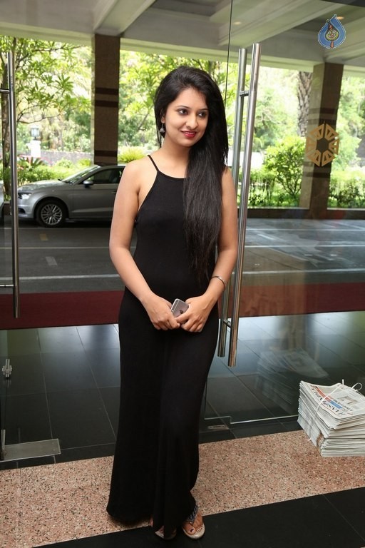 Nikita Bisht New Photos - 30 / 33 photos