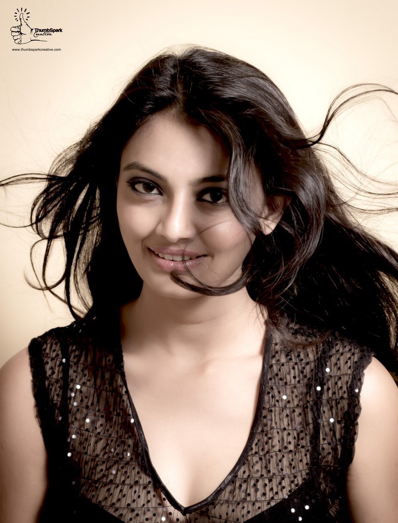 Nikitha Narayan Hot Pics - 11 / 16 photos