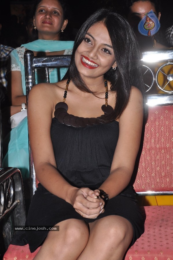 Nikitha Narayan Hot Stills - 6 / 29 photos