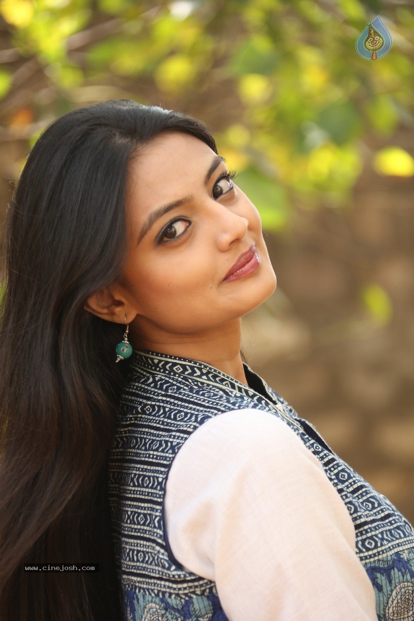 Nikitha Narayan Latest Photos - 34 / 56 photos