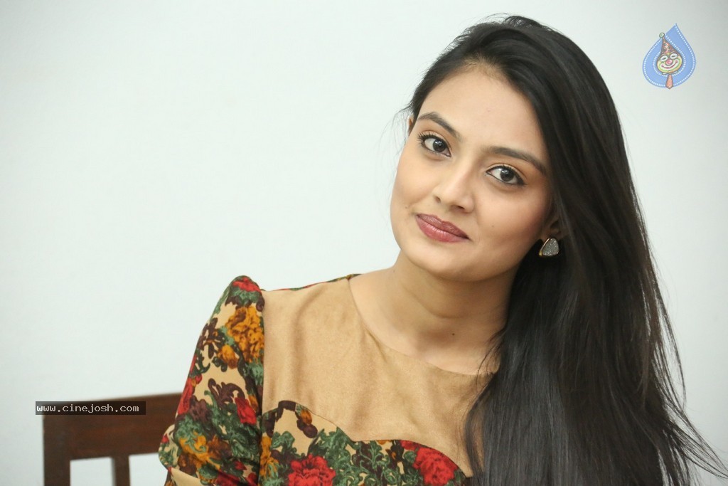 Nikitha Narayan Latest Pics - 47 / 124 photos