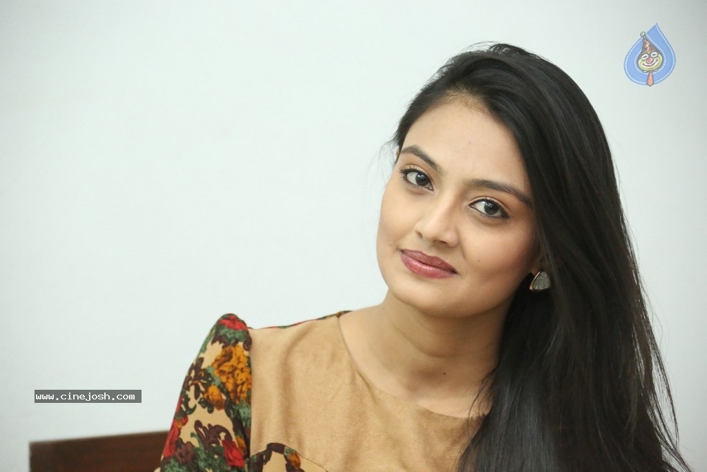 Nikitha Narayan Latest Pics - 50 / 124 photos