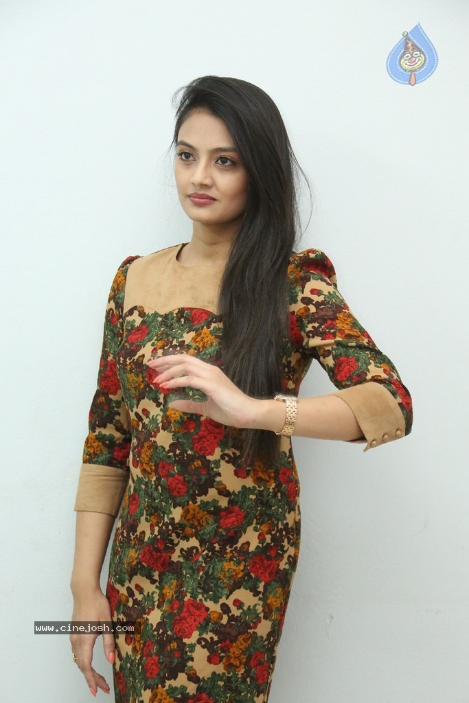 Nikitha Narayan Latest Pics - 54 / 124 photos