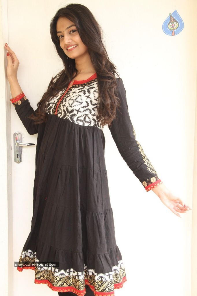 Nikitha Narayan New Pics - 11 / 100 photos