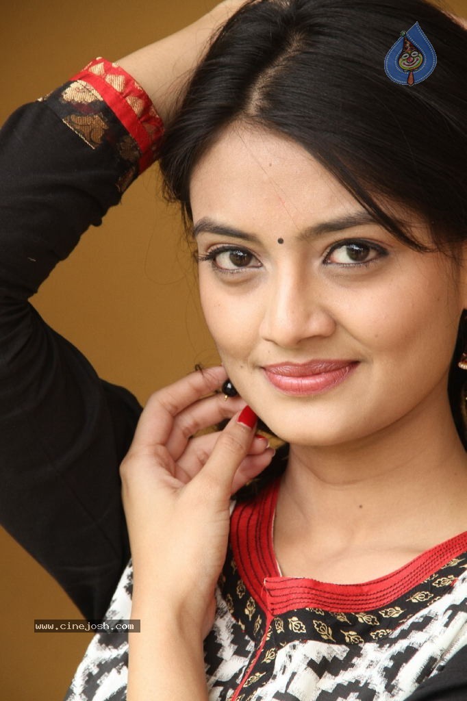 Nikitha Narayan New Pics - 22 / 100 photos