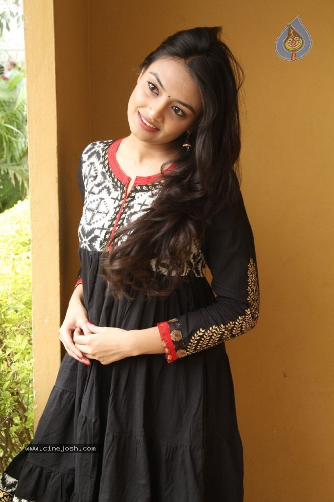 Nikitha Narayan New Pics - 50 / 100 photos