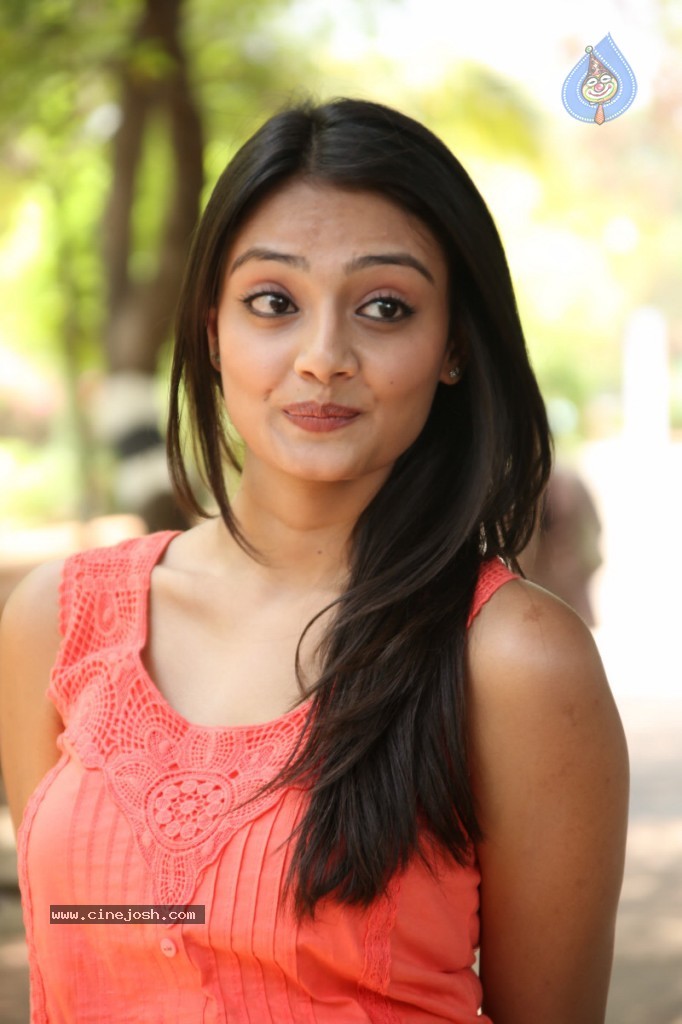 Nikitha Narayan New Pics - 35 / 56 photos