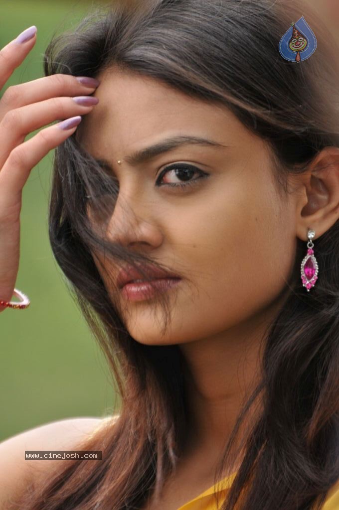 Nikitha Narayan New Stills - 50 / 108 photos