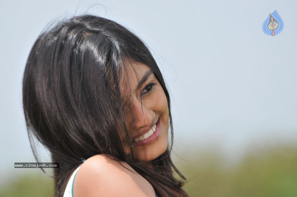 Nikitha Narayan New Stills - 56 / 99 photos