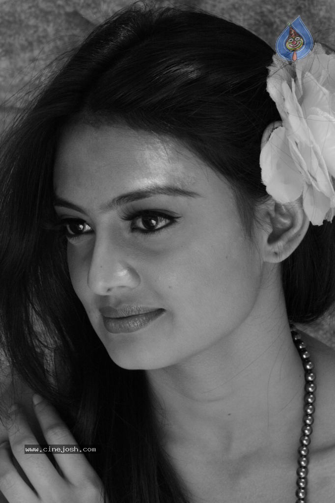 Nikitha Narayan Photoshoot Stills - 22 / 34 photos