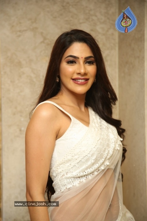 Nikki Tamboli New Photos - 7 / 21 photos