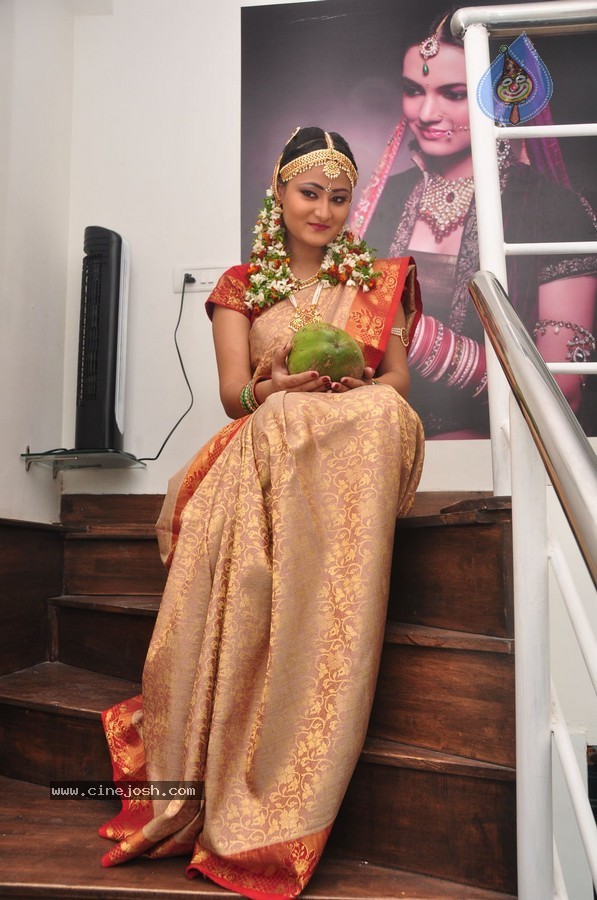 Nilofer Photos - 21 / 29 photos