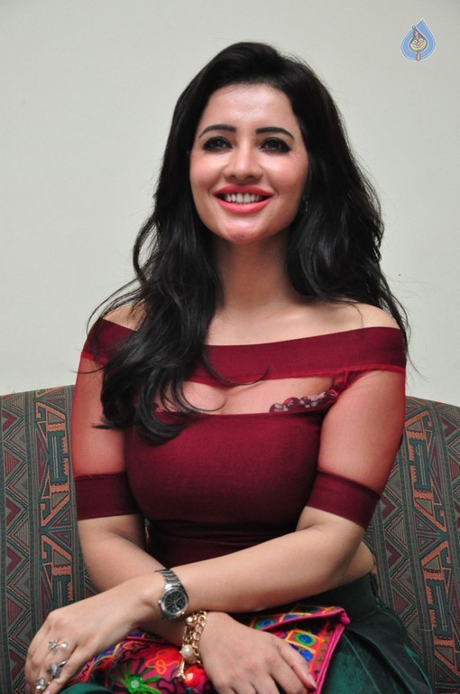 Nira Arora Photos - 14 / 55 photos