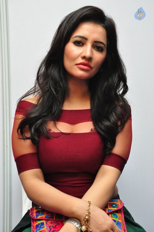 Nira Arora Photos - 38 / 55 photos