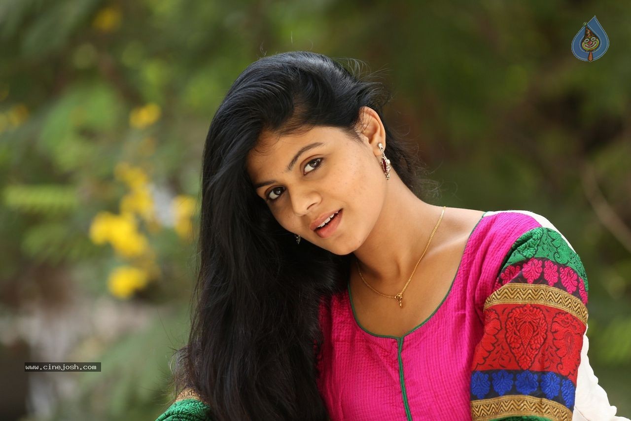 Nairuthi Stills - 32 / 52 photos