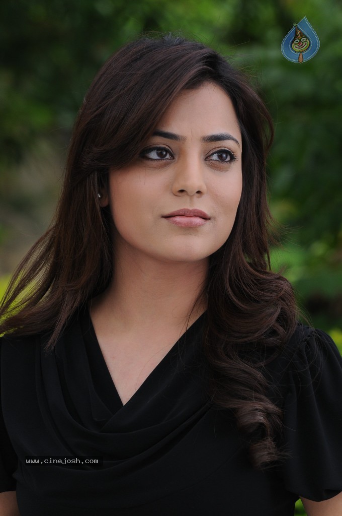 Nisha Agarwal New Gallery - 25 / 60 photos