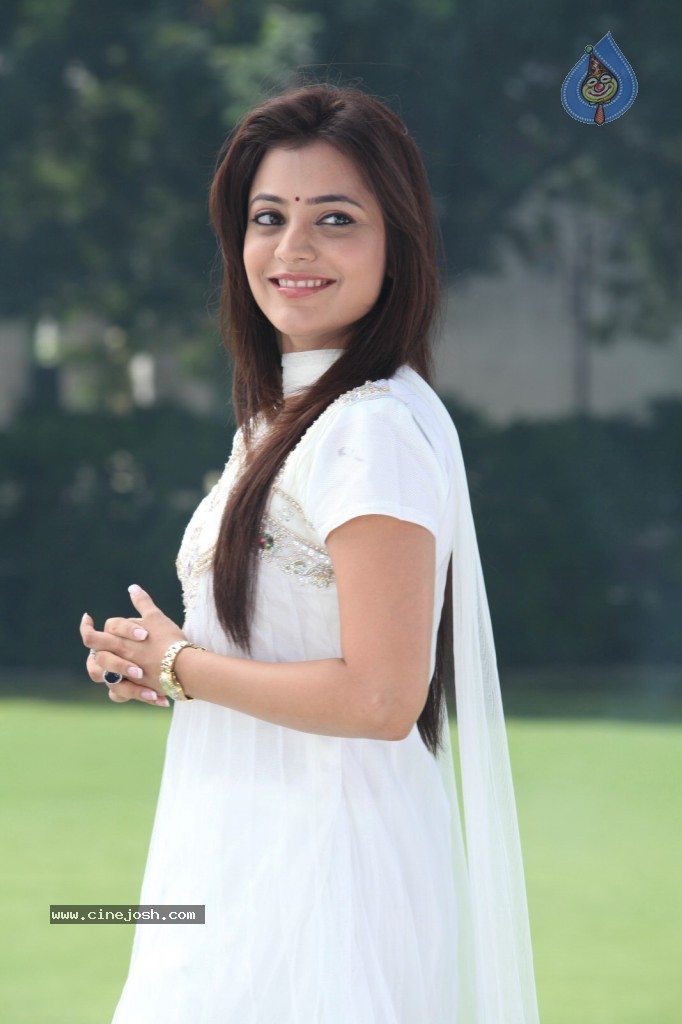 Nisha Agarwal New Pics - 10 / 58 photos