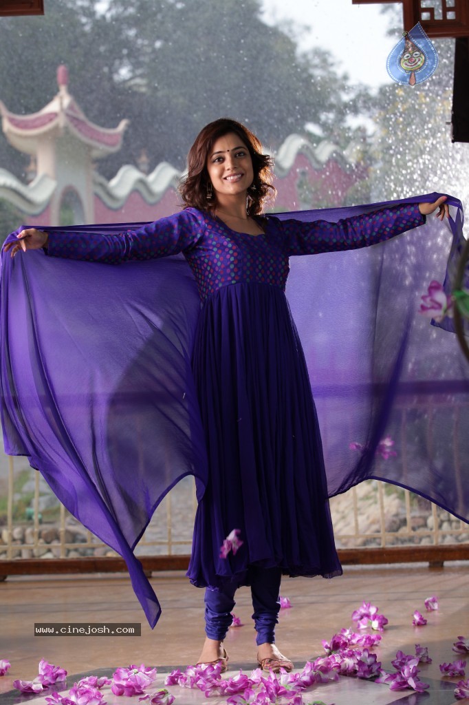 Nisha Agarwal New Pics - 36 / 49 photos
