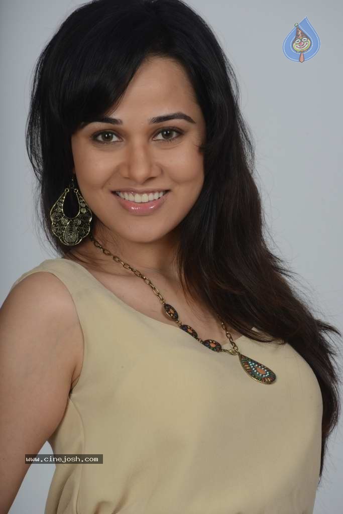 Nisha Kothari Hot Pics - 9 / 30 photos