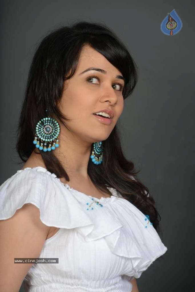 Nisha Kothari Hot Pics - 30 / 30 photos