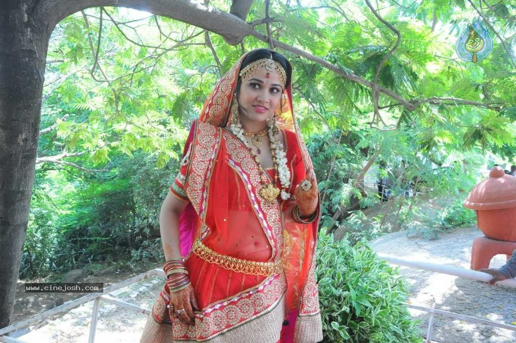 Nisha Kothari Latest Stills - 4 / 108 photos