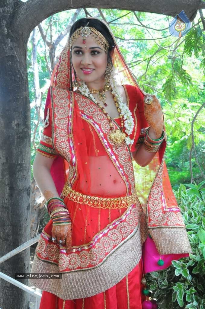 Nisha Kothari Latest Stills - 16 / 108 photos