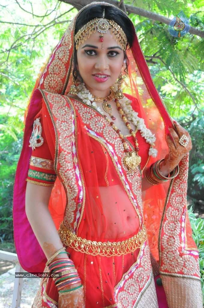 Nisha Kothari Latest Stills - 23 / 108 photos