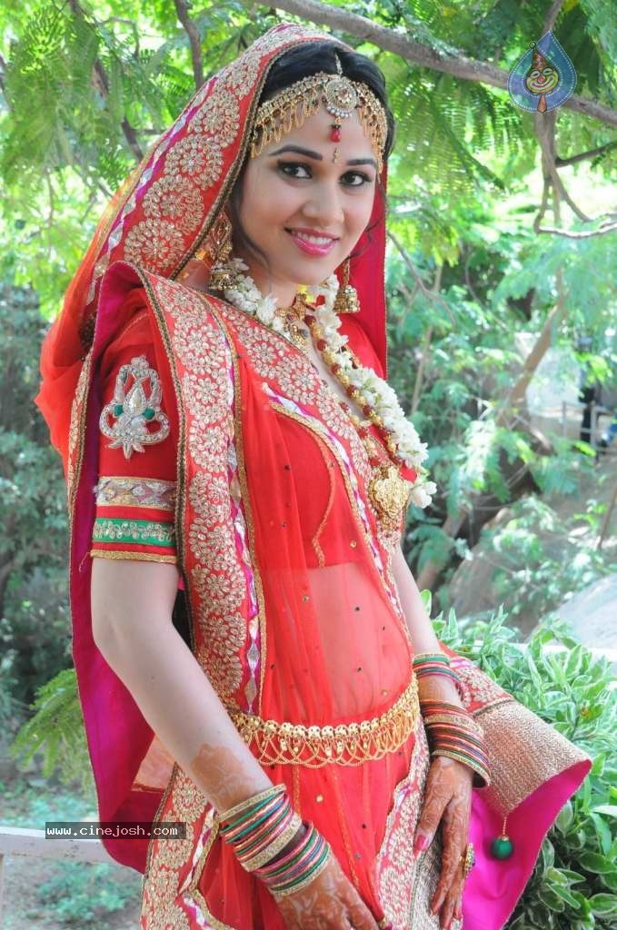 Nisha Kothari Latest Stills - 26 / 108 photos