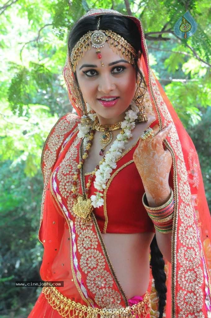 Nisha Kothari Latest Stills - 28 / 108 photos