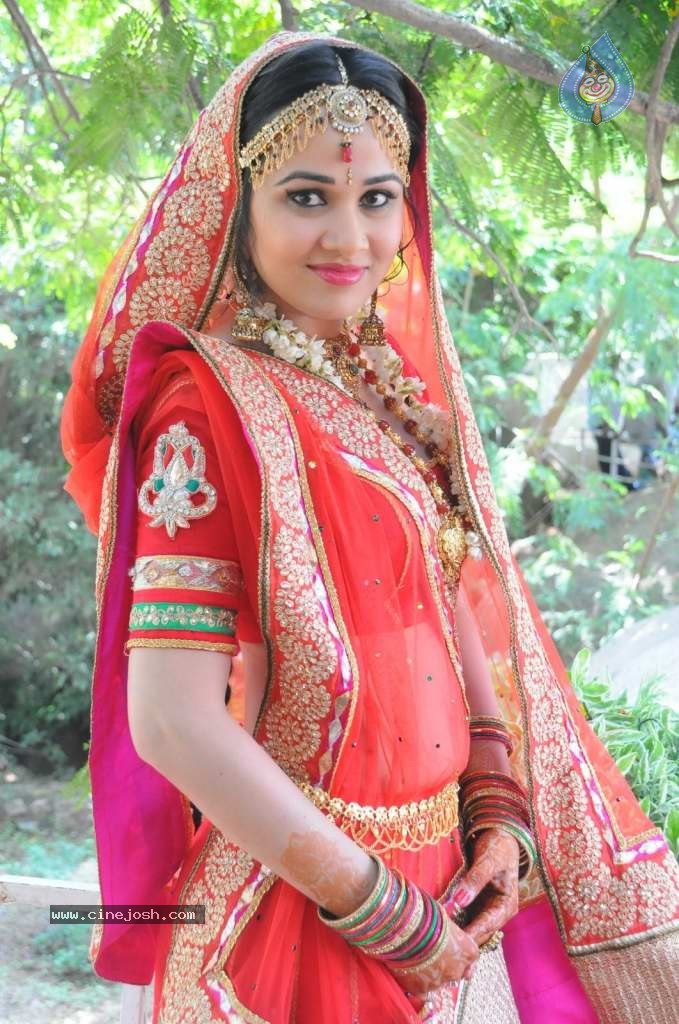 Nisha Kothari Latest Stills - 31 / 108 photos